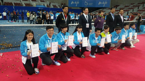 金奖志愿者代表胡丹蕾接受表彰 金奖志愿者代表胡丹蕾接受表彰