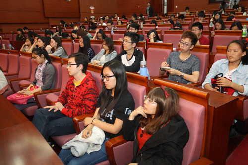 团校学员认真听讲 团校学员认真听讲