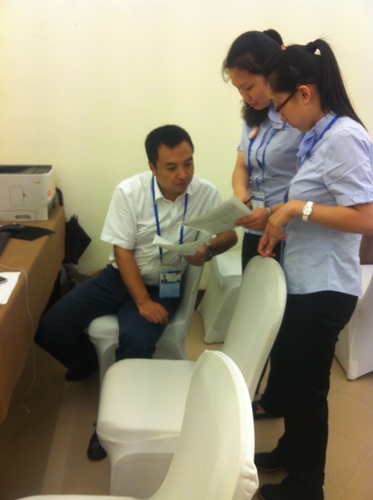 志愿者与大会相关负责人沟通 志愿者与大会相关负责人沟通