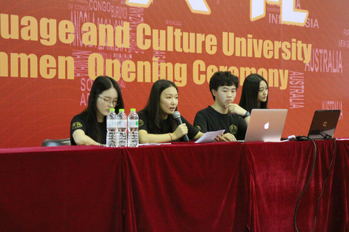 学生会进行宣传展示 学生会进行宣传展示