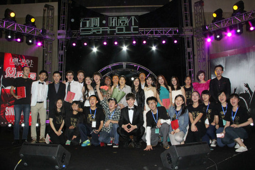 11选手与部分工作人员合照 11选手与部分工作人员合照