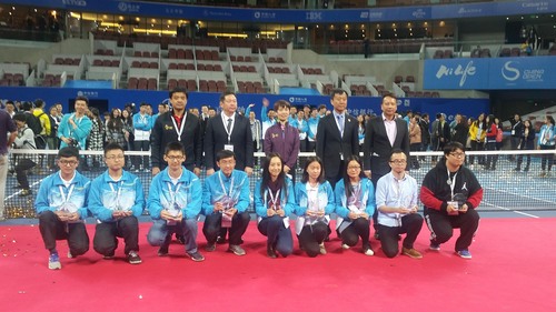 “杰出贡献奖”志愿者代表李翔接受表彰 “杰出贡献奖”志愿者代表李翔接受表彰