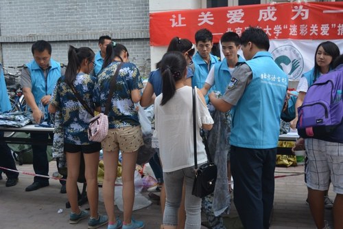 2北语同学踊跃捐献军训物资 2北语同学踊跃捐献军训物资