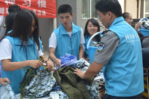 5北语保安中队与志愿者一同整理物资 5北语保安中队与志愿者一同整理物资