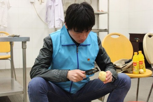 4 志愿者帮助食堂工作人员削土豆皮 4 志愿者帮助食堂工作人员削土豆皮