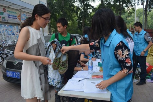 4志愿者协助同学们登记捐衣信息 4志愿者协助同学们登记捐衣信息