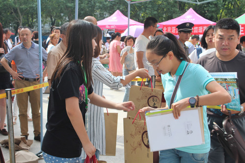 校团委向新生发放新生大礼包 校团委向新生发放新生大礼包