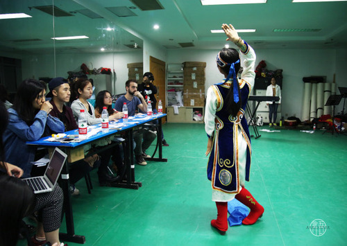 图2身着民族服饰的选手在跳舞 图2身着民族服饰的选手在跳舞