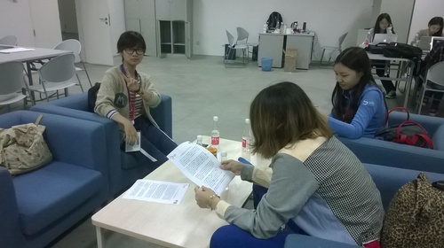 新闻宣传部志愿者在整理资料 新闻宣传部志愿者在整理资料