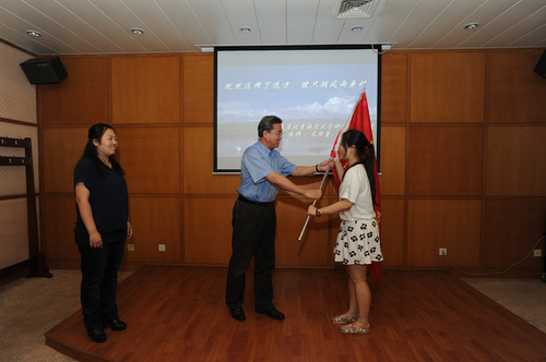 4 校党委王鲁新副书记为第二届研究生支教团授旗 4 校党委王鲁新副书记为第二届研究生支教团授旗