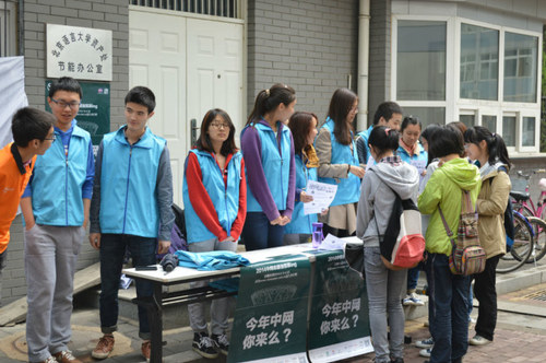 1志愿者在展台向前来报名同学进行宣传 1志愿者在展台向前来报名同学进行宣传