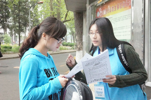 志愿者帮助报名同学填写报名表 志愿者帮助报名同学填写报名表