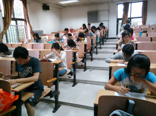 参赛者认真答题 参赛者认真答题