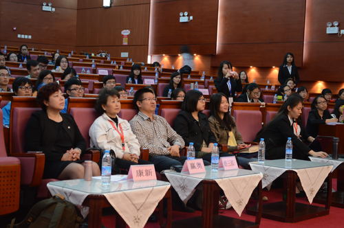 2 评委及现场观众们 2 评委及现场观众们