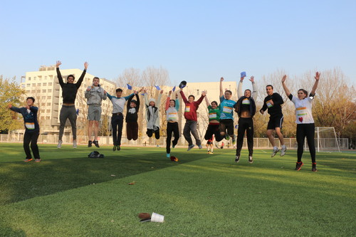 长跑结束后各国选手们在操场上欢欣跳跃 长跑结束后各国选手们在操场上欢欣跳跃