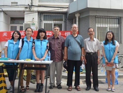 1我校离退休处领导、干部与志愿者合影 1我校离退休处领导、干部与志愿者合影