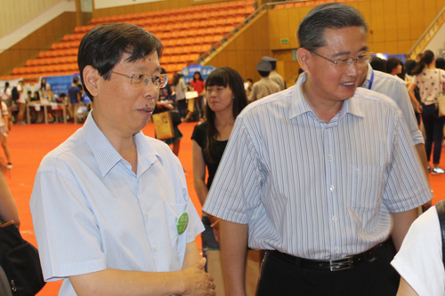 崔希亮校长、王鲁新副书记看望校团委注册工作人员 崔希亮校长、王鲁新副书记看望校团委注册工作人员