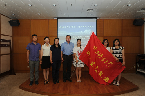 5 两届支教团团长与王鲁新副书记合影 5 两届支教团团长与王鲁新副书记合影