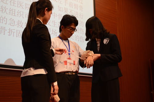 5 选手现场进行创伤救护操作 5 选手现场进行创伤救护操作