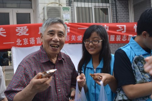 6我校离退休处领导、干部为志愿者赠送月饼 6我校离退休处领导、干部为志愿者赠送月饼