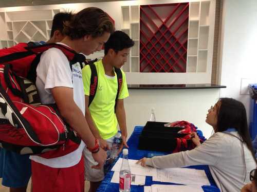 球员服务处志愿者协助球员进行登记 球员服务处志愿者协助球员进行登记