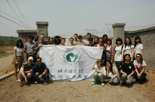 1 中外志愿者齐聚果园 1 中外志愿者齐聚果园