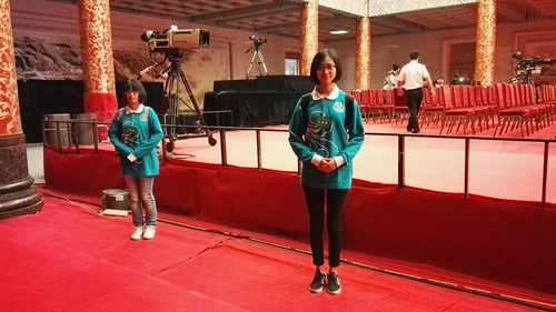 志愿者认真服务 志愿者认真服务