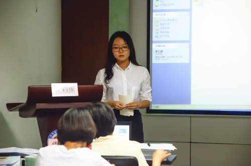 北语志愿服务总队张蕊同学进行答辩 北语志愿服务总队张蕊同学进行答辩