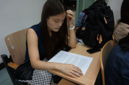 1面试同学在候场室认真准备 1面试同学在候场室认真准备