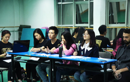 图3评委认真观看、思考 图3评委认真观看、思考