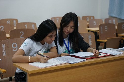 面试官们认真商讨 面试官们认真商讨