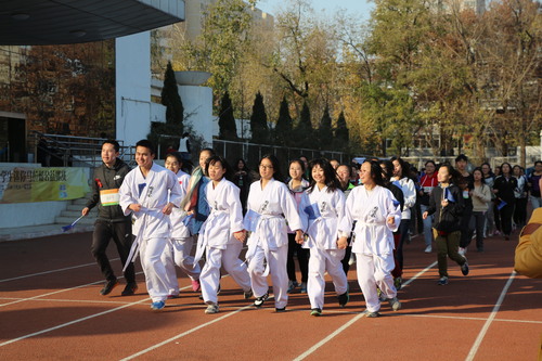 空手道社风雨操场上演拉手跑,传达公益正能量 空手道社风雨操场上演拉手跑,传达公益正能量