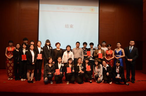 评委及各高校选手合影留念 评委及各高校选手合影留念