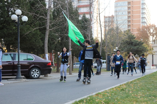 轮滑社在林荫大道长跑中积极引路 轮滑社在林荫大道长跑中积极引路