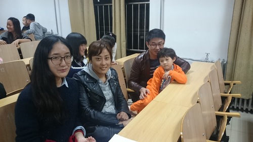 4志愿者与后勤家庭合影 4志愿者与后勤家庭合影