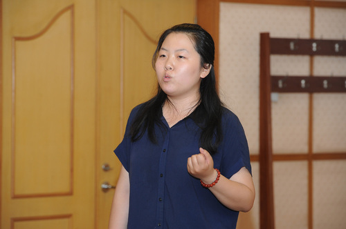 2 第一届支教团团长玄铮做工作汇报 2 第一届支教团团长玄铮做工作汇报