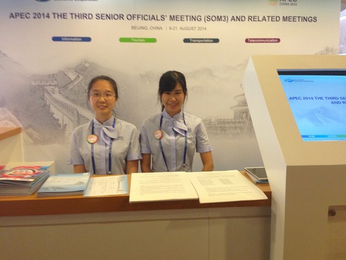 1咨询台志愿者合影 1咨询台志愿者合影