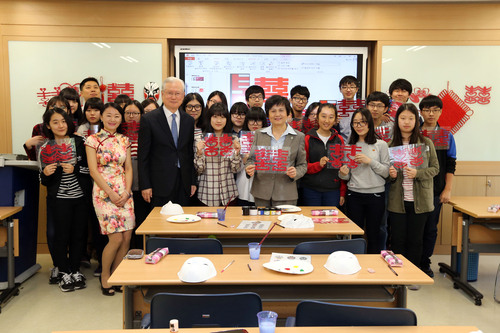 许琳和孔院师生在一起 许琳和孔院师生在一起