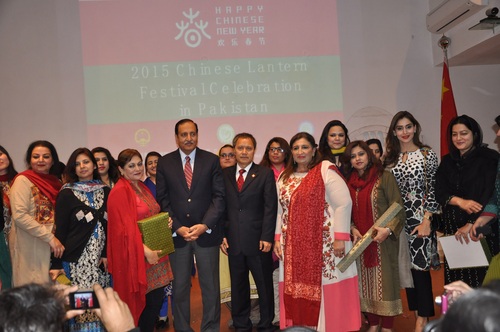 嘉宾与演员、观众合影 嘉宾与演员、观众合影