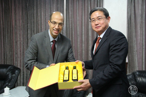 副校长与大使交换礼物 副校长与大使交换礼物