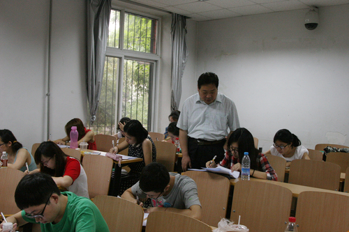 李宇明书记巡视考场 李宇明书记巡视考场