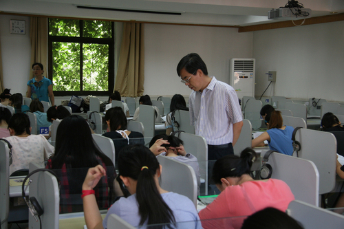 曹志耘副校长巡视考场 曹志耘副校长巡视考场