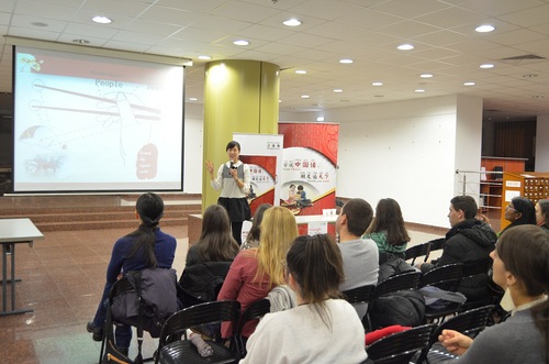 锡比乌孔子学院汉语教师志愿者于国宁向现场观众介绍筷子 锡比乌孔子学院汉语教师志愿者于国宁向现场观众介绍筷子