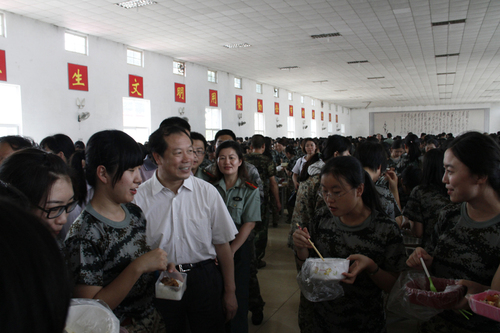 校党委赵旻副书记视察学生食堂 校党委赵旻副书记视察学生食堂