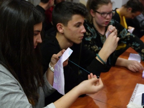 锡比乌孔子学院学生体验苏绣 锡比乌孔子学院学生体验苏绣