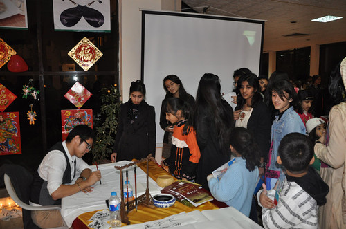 到场嘉宾客人围观书法展位 到场嘉宾客人围观书法展位