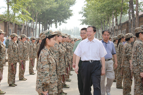 校党委赵旻副书记看望军训学生 校党委赵旻副书记看望军训学生