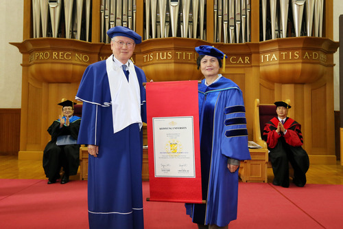 申一熙为许琳颁发荣誉博士证书 申一熙为许琳颁发荣誉博士证书