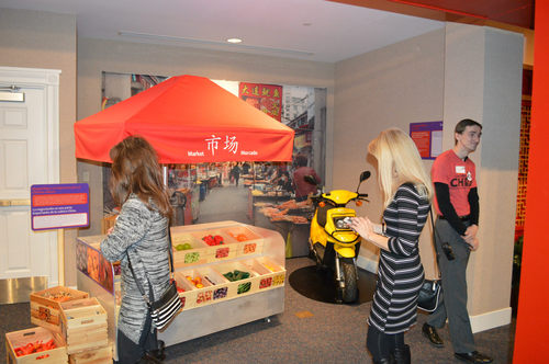 图片2. 参观展览 图片2. 参观展览