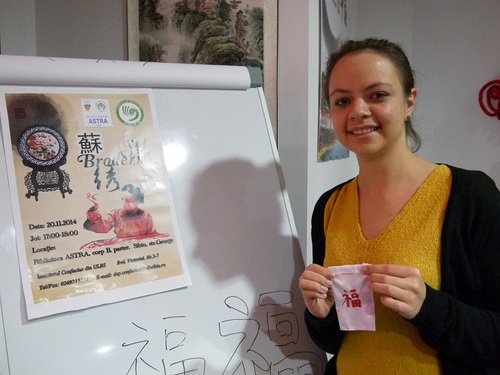 学生展示自己的绣制作品 学生展示自己的绣制作品